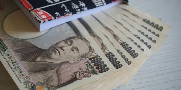 U.S.-Japan Yen Intervention Targets Sharp Currency Decline (1)